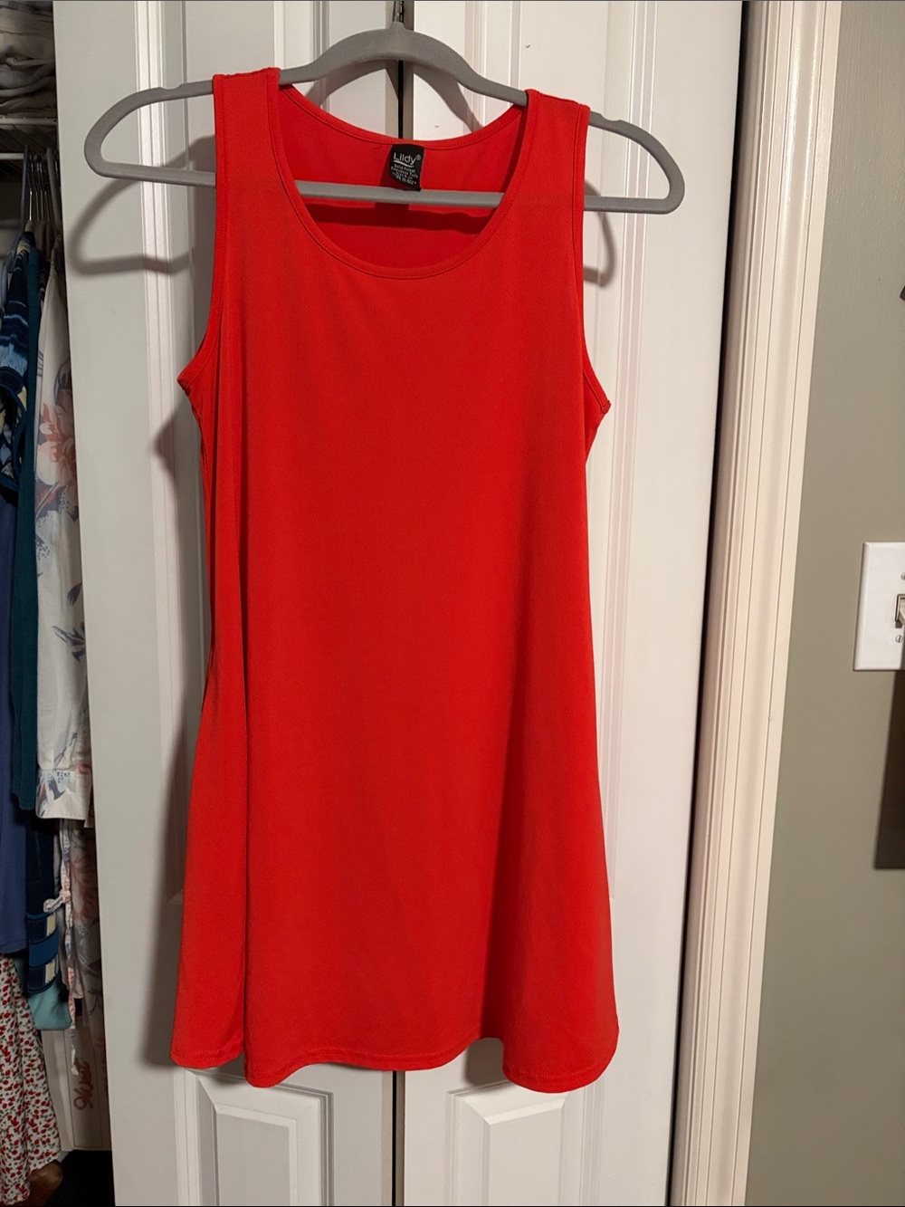 Sleeveless Scoop Neck Tank Top in Bright Red